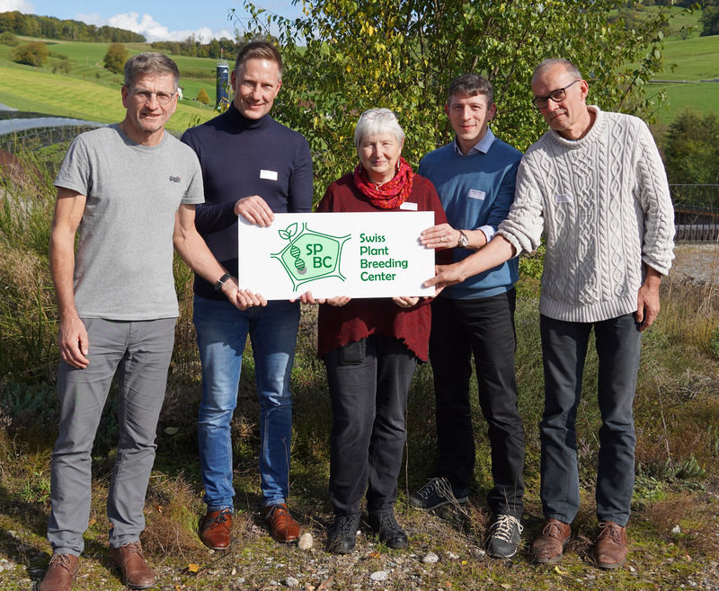 5 Menschen halten ein Schild mit dem SPBC Logo.